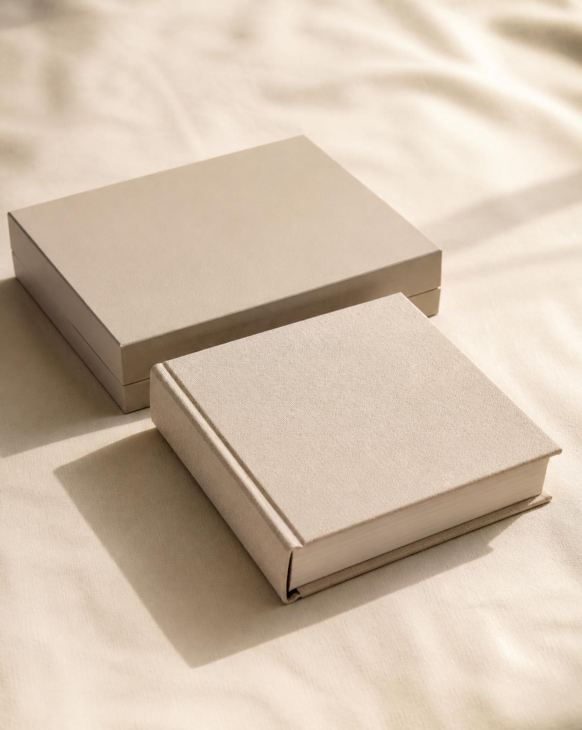 Álbum de boda junto a su box de presentación sobre lino marfil
